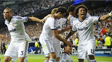 MADRIDSKÁ EUFORIE. Fotbalisté Realu Madrid se radují z vítzného gólu, který v