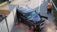 Terénní automobil narazil do zábradlí opravovaného mostu u Napajedel. Terénní automobil narazil do zábradlí opravovaného mostu u Napajedel.