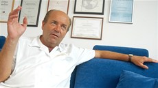 Primář Jiří Pokora z oddělení pro léčbu návykových poruch Psychiatrické... Primář Jiří Pokora z oddělení pro léčbu návykových poruch Psychiatrické...