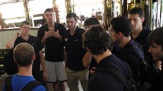 POSLOUCHEJTE, JAK TO BUDE. etí basketbalisté se po píjezdu na hotel