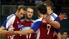 ČESKÁ RADOST. V klubku volejbalistů slaví (zleva) Jiří Král, David Konečný, ČESKÁ RADOST. V klubku volejbalistů slaví (zleva) Jiří Král, David Konečný,