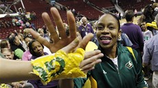 DÍKY DÍKY DÍKY. Tina Thompsonová pijímá gratulace fanouk Seattle Storm. Te