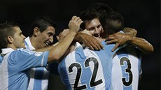 DAŘÍ SE. Fotbalisté Argentiny se radují z gólu Lionela Messiho (druhý zprava). DAŘÍ SE. Fotbalisté Argentiny se radují z gólu Lionela Messiho (druhý zprava).