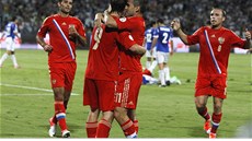 RUSKÁ OSLAVA. Fotbalisté Ruska se radují z gólu v síti Izraele.