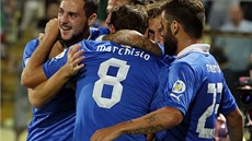 RADOST SQUADRY AZZURRY. Fotbalisté Itálie se radují z gólu proti Malt.