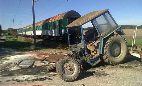 Po sráce vlaku s traktorem u obec Újezdec poblí Kardaovy eice na