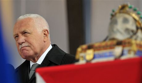 Prezident Václav Klaus na svatováclavské pouti. Vpravo jsou vidt ostatky
