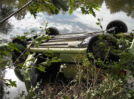 Auto po nehod spadlo do potoka, zhruba pt metr pod silnici, a zstalo na stee. idi utrpl jen lehké zranní. Ilustraní snímek