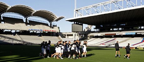 PEDZÁPASOVÝ TRÉNINK. Fotbalisté Sparty na Stade de Gerland den ped utkáním s