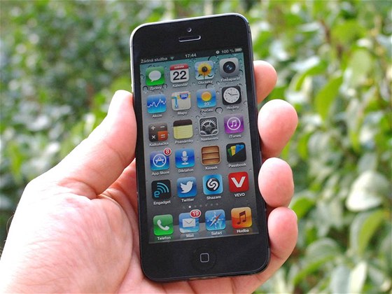 Hlavní pedností nového iPhonu 5 je vtí displej.