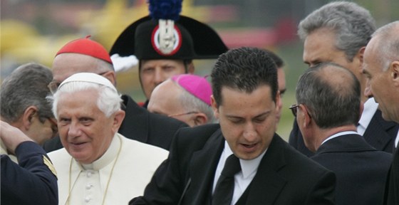 Pape Benedikt XVI. a jeho komorník Paolo Gabriele na archivním snímku z roku