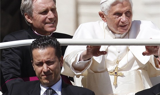 Pape Benedikt XVI. a jeho osobní komorník Polo Gabriele (dole) na archivním