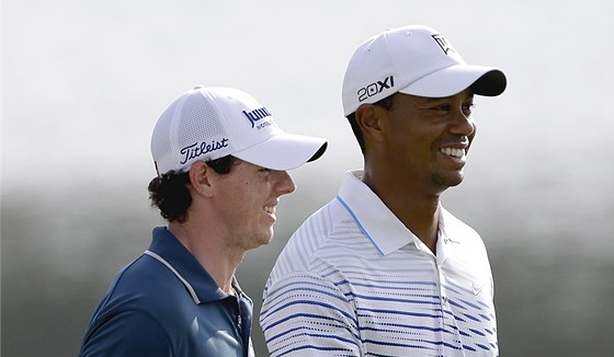 ROZESMÁTÍ SOUPEI. Tiger Woods  (vpravo) a Rory McIlroy bhem finále play-off