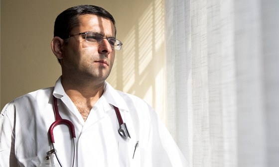 Palestinský léka dínské nemocnice Ismail Abukaresh se a po píletu dom