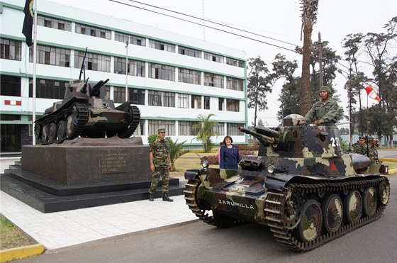 Tank, který dorazil do eska, jet nedávno slouil jako pomník ped kasárnami