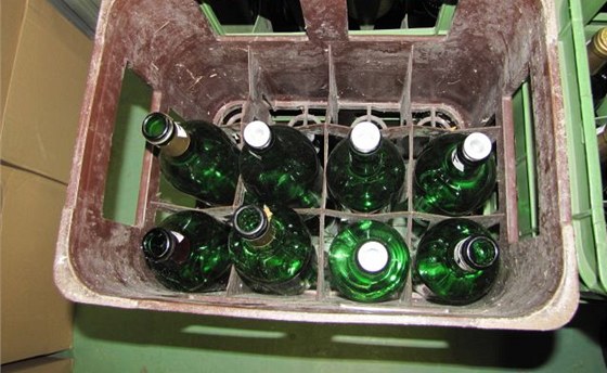 Policisté v Kopivnici zajistili desítky podezelých lahví tvrdého alkoholu bez kolk, které nkdo nechal u kontejneru. (Ilustraní foto)