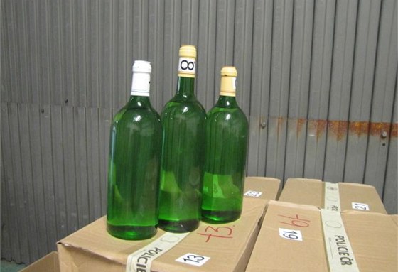 Závadný alkohol, který zabavili policisté v Karlovarském kraji.