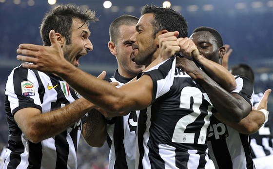 Fotbalisté Juventusu oslavují gól do sít Verony. Jeho autorem je Fabio