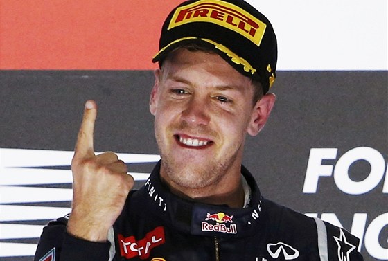 VÍTZ. Sebastian Vettel se raduje ze svého triumfu ve Velké cen Singapuru.
