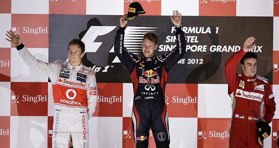 STUPN VÍTZ. Velkou cenu Singapuru vyhrál Sebastian Vettel (uprosted), druhý...