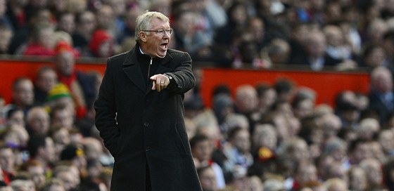 CO TO PEDVÁDÍTE? Alex Ferguson, trenér Manchesteru United, se roziluje bhem