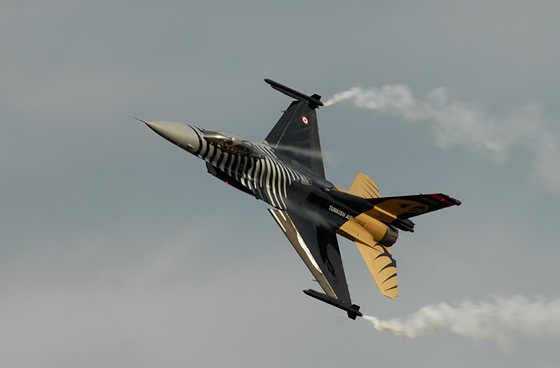 Turecký letoun F-16 Soloturk na Dnech NATO v Ostrav