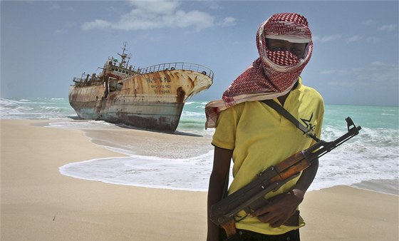Somálský pirát Hasan ped vyplavenou tchajwanskou lodí