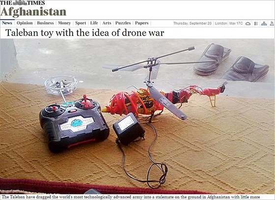 Rádiem ízený model vrtulníku omotaný výbuninou, který testují Afghántí