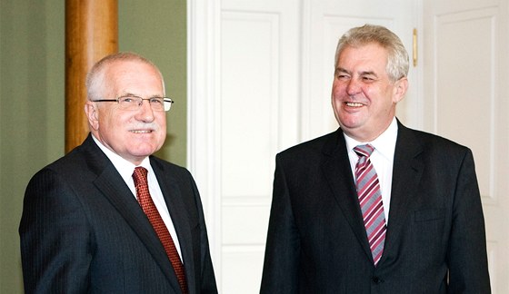Václav Klaus a Milo Zeman zatápjí éfm svých bývalých stran ODS a SSD.