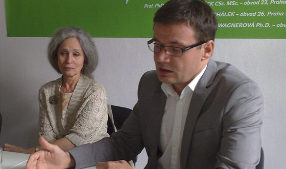 Zelení podpoili jako kandidátku na Hrad hereku a bývalou poslankyni Táu Fischerovou. Sbírají pro ni i podpisy, aby jich mla 50 tisíc a volby se mohla zúastnit.