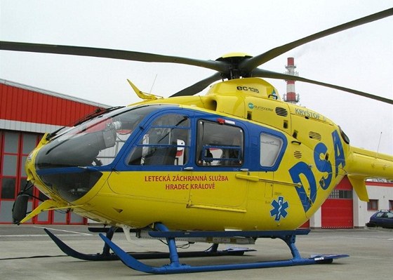 Seniora transportoval do hradecké fakultní nemocnice vrtulník (ilustraní snímek).