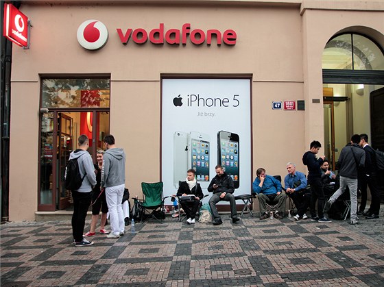 První zájemci o nový iPhone 5 ped praskou prodejnou Vodafone na Václavském