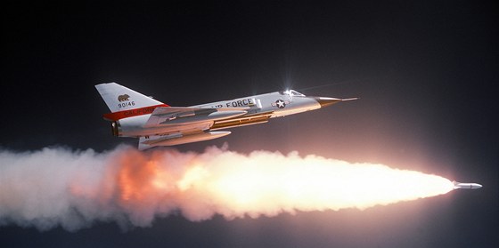 Odpálení cviné verze rakety Genie ze stroje F-106
