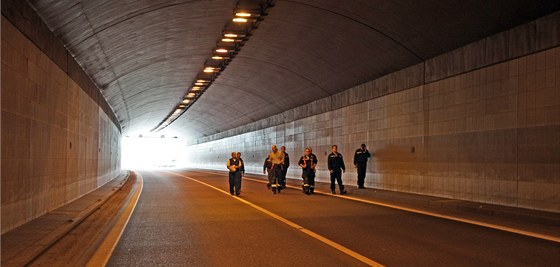 Jihlavský tunel se otevel dív, ne bylo v plánu. idii se nemusí v ulicích trápit do páteního odpoledne, ode dneka u mohou na silnici I/38 objídt Jihlavu 307 metr dlouhým tunelem.
