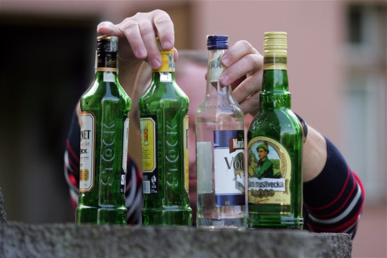 Bývalý policista z Karlových Var vyhazuje prázdné lahve, které ml pipravené pro merukovici z Moravy. (29. záí 2012)