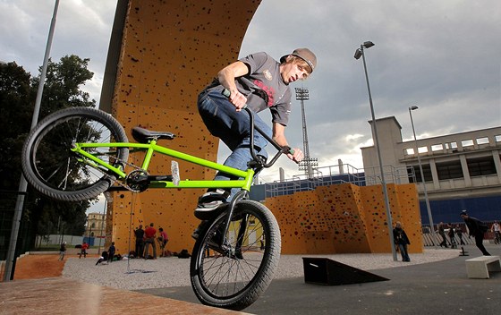 Relaxaní centrum ve truncových sadech nabízí lezeckou stnu, skatepark, dráhu pro in-line bruslení. S blízkým pivovarem spojila park nová lávka.