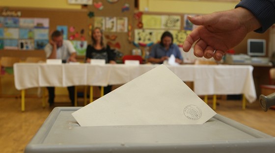 Volby a referendum se v Teplé nekonají na stejném míst. Do parlamentu se volí v kulturním dom, urny pro referendum jsou ve sportovní hale. (ilustraní foto)