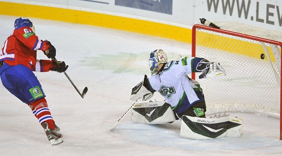 Erik Christensen z praského Lva stílí gól Edgarsu Masalskisovi z