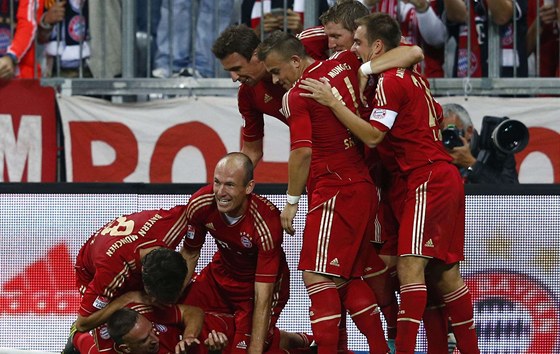 Fotbalisté Bayernu M?nichov slaví gól Bastiana Schweinsteigera v duelu s