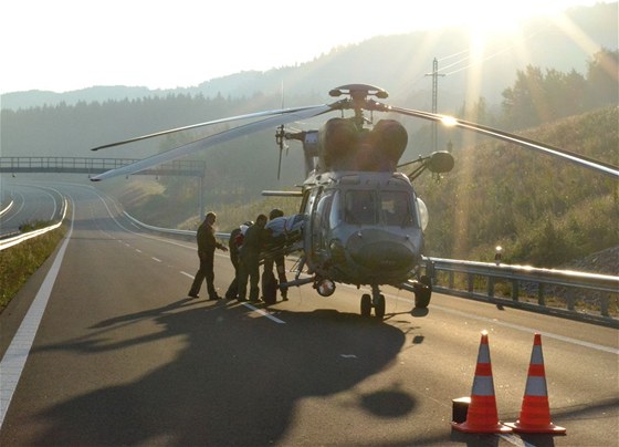 Zrannou chodkyni peváeli záchranái do Ostravy ve vrtulníku. (Ilustraní foto)