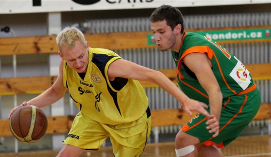 Litomický basketbalista Jan otnar (vlevo) obchází Michala Honzáka z Liberce.