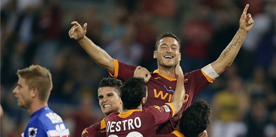 ÍMSKÝ HRDINA. Francesco Totti oslavuje a pijímá gratulace spoluhrá z AS ím.