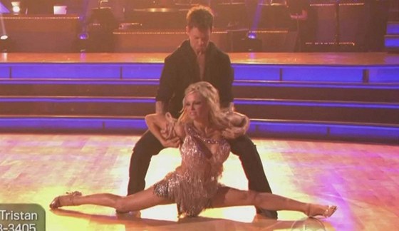 Pamela Andersonová a její tanení partner Tristan MacManus v souti Dancing...