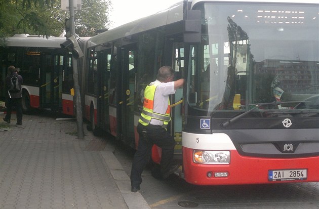 Nehoda na autobusové zastávce Slídlit Kr