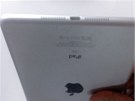 Snímek údajného malého iPadu ukazuje malé výdechy reproduktiry a konektor na