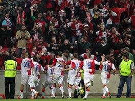 JDU SLAVIT S VÁMI! Martin Latka práv vstelil jediný gól derby se Spartou a...