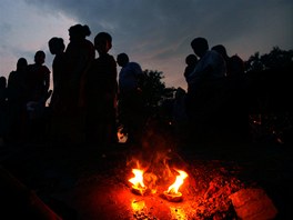 LAMPY U GANGY. Hinduisté umisují lampy na behu posvátné eky Gangy pi...