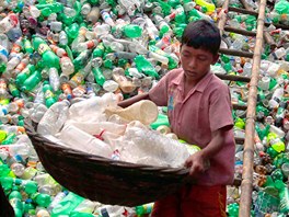 V ZÁPLAV PLASTU. Píklad dtské práce: v recyklaním centru v bangladéské...