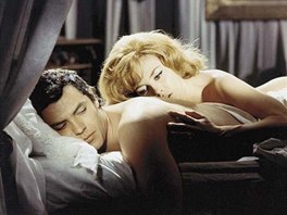 Claude Giraud a Michele Mercierová ve filmu Bájená Angelika (1965) 