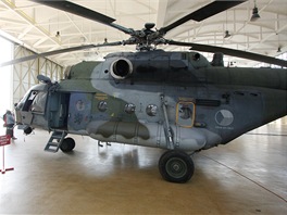 Mi-171 má tíkolový nezatahovatelný podvozek s dvojitou montáí pneumatik na...